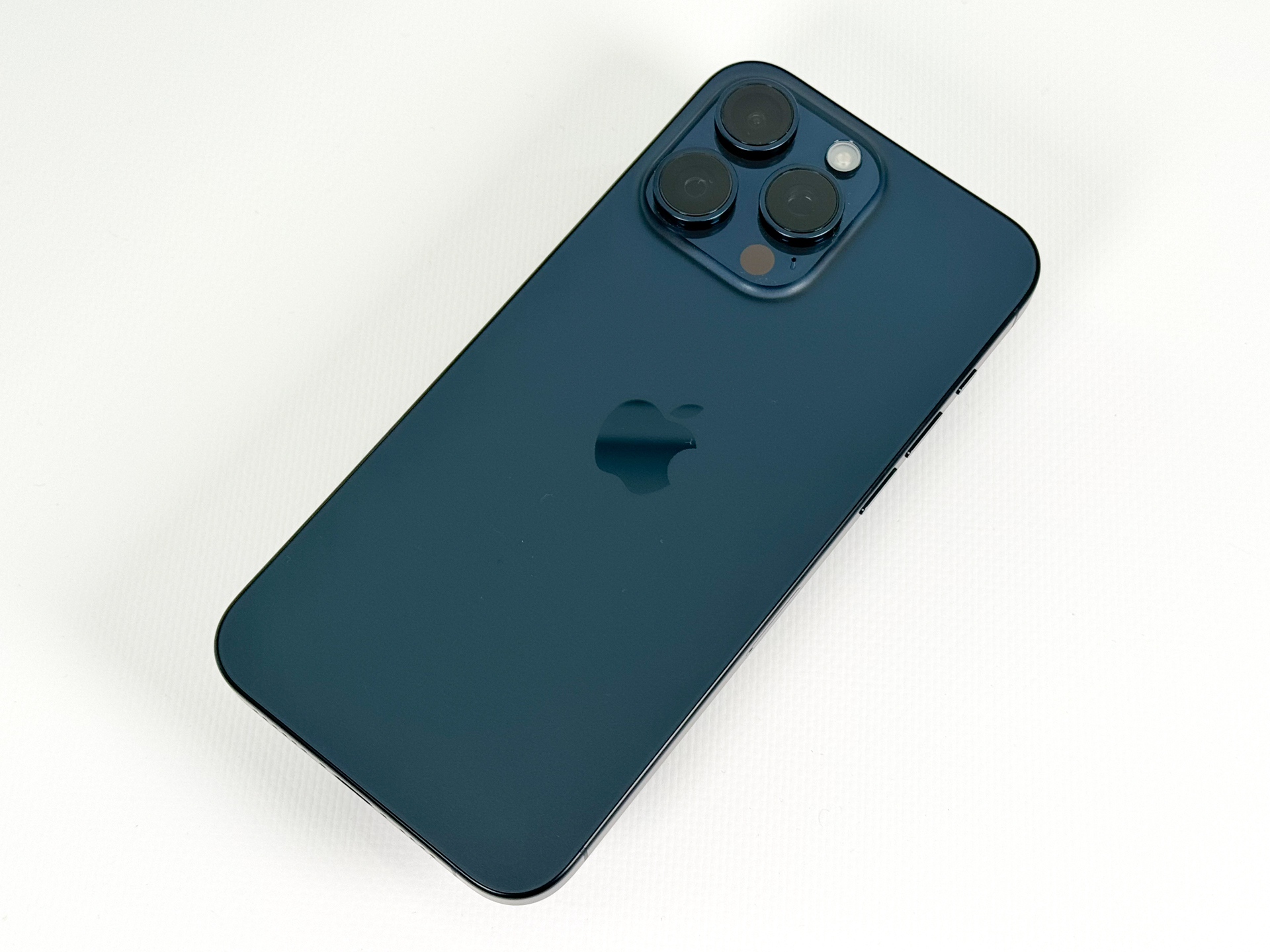 「iPhone 15 Pro Max」実機レビュー、チタン素材の最上位モデルはどんな仕上がりに？