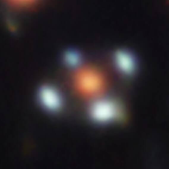 ヘルクレス座で輝くアインシュタインの十字架 南米の大型望遠鏡が撮影