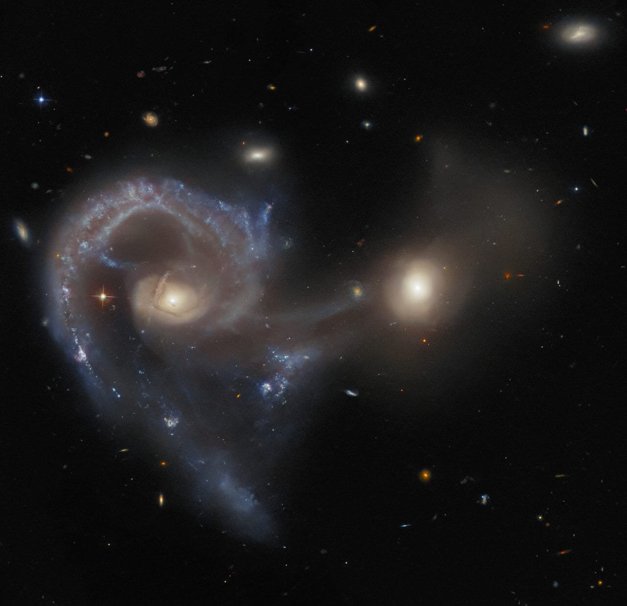 ハッブル宇宙望遠鏡などで撮影した“こじし座”の相互作用銀河