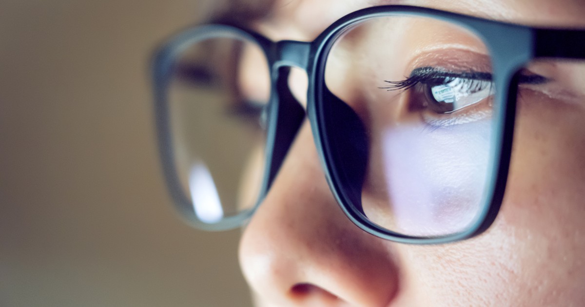 ブルーライトカット眼鏡 短期的な目の保護効果を期待できず 豪州