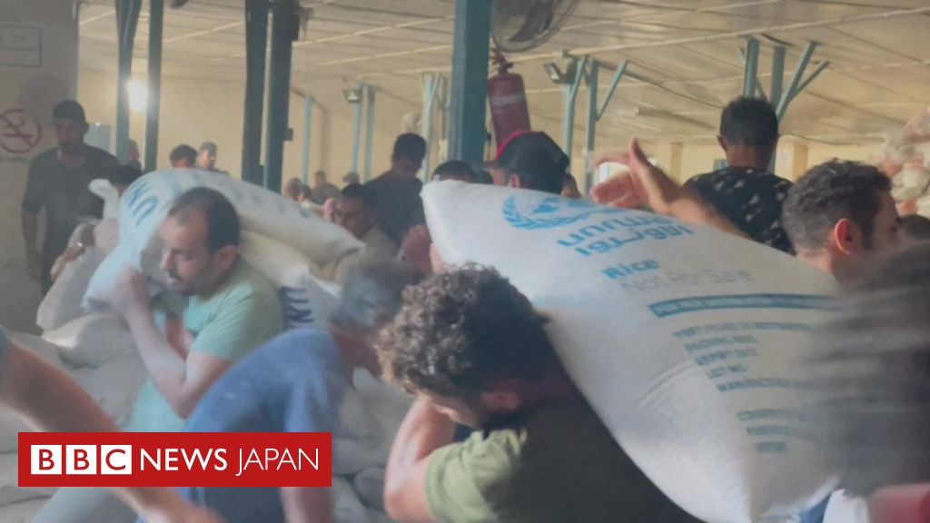 ガザ住民が支援物資を倉庫から奪う 「みな必死で、飢えている」と国連高官