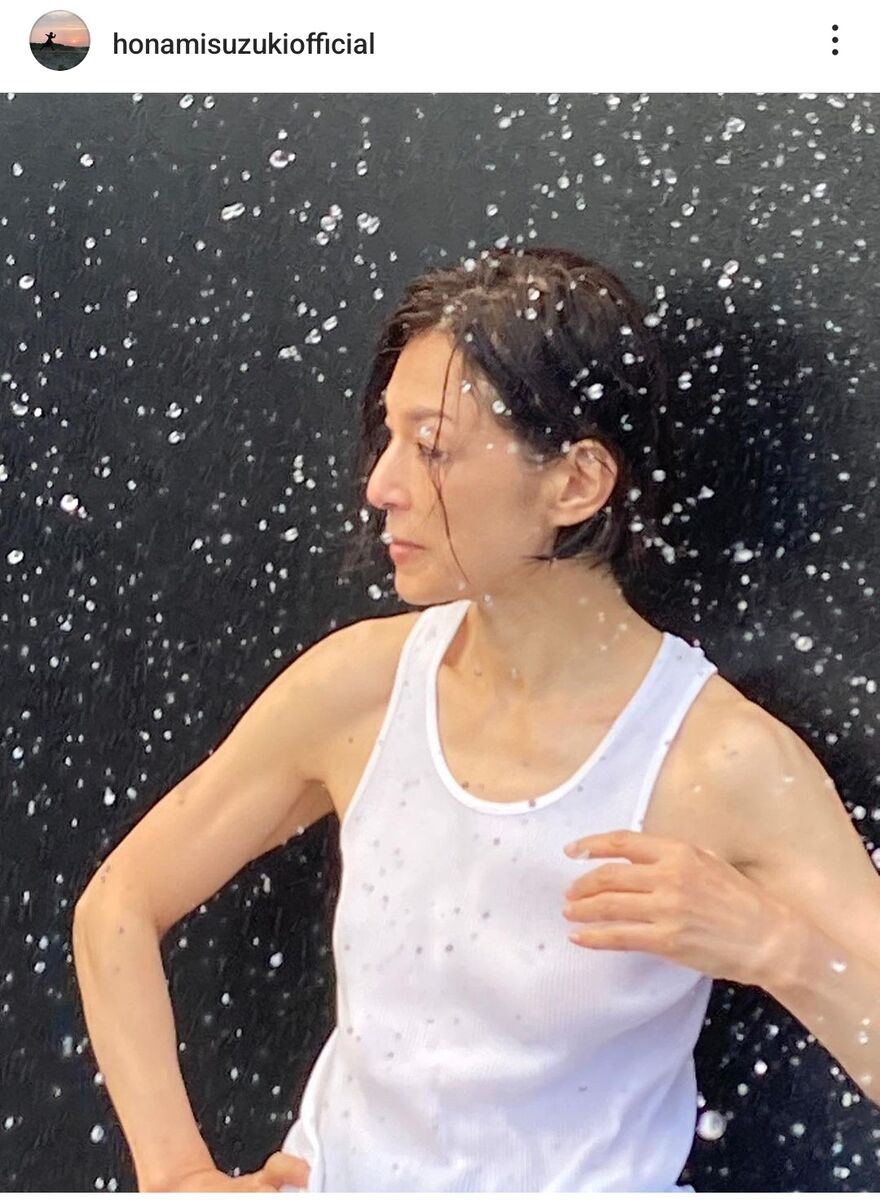鈴木保奈美、白タンクトップのずぶ濡れショット披露に「鍛えている身体ですね」「とっても素敵です」