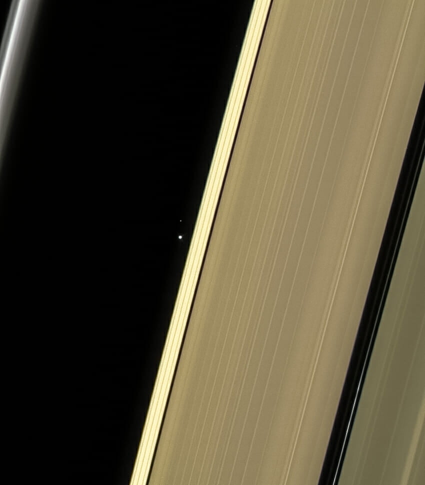 土星の環の間から見る「地球と月」【今日の宇宙画像】