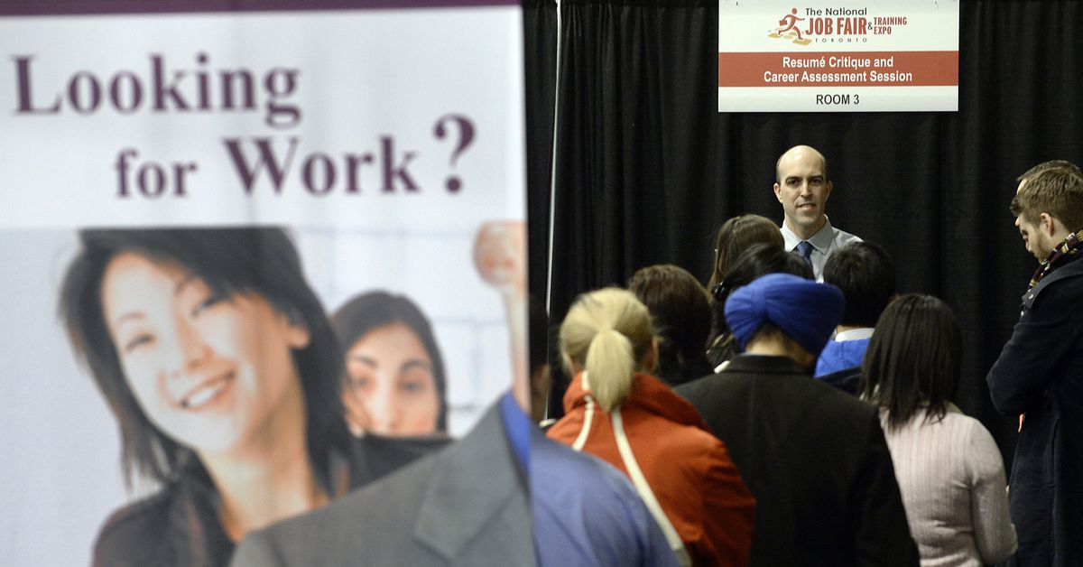 米新規失業保険申請、19.8万件に予想外に減少 労働市場の逼迫続く