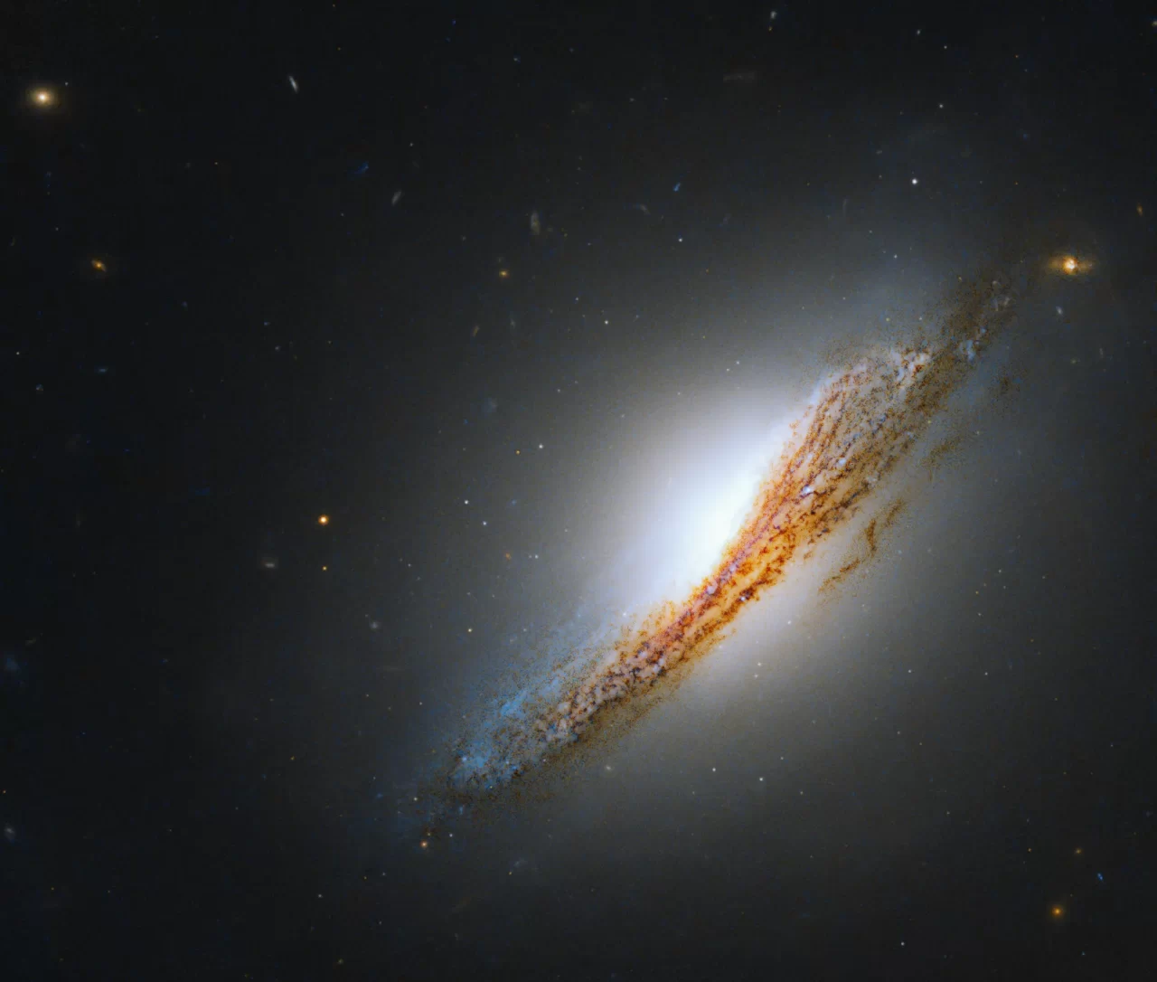 ハッブル宇宙望遠鏡が撮影した“ちょうこくしつ座”の活動的なレンズ状銀河