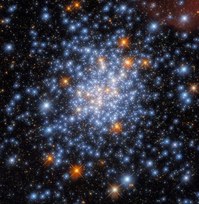 小マゼラン雲の散開星団「NGC 330」【今日の宇宙画像】
