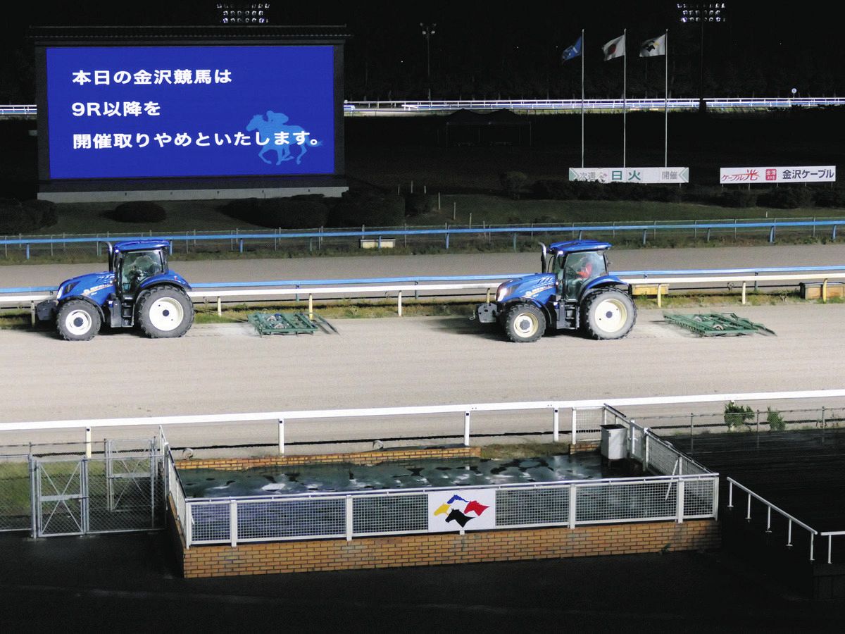 競馬レース中に照明が消えて真っ暗に 落馬で2人搬送、1頭安楽死 以降のレース中止 金沢競馬場：東京新聞 TOKYO Web