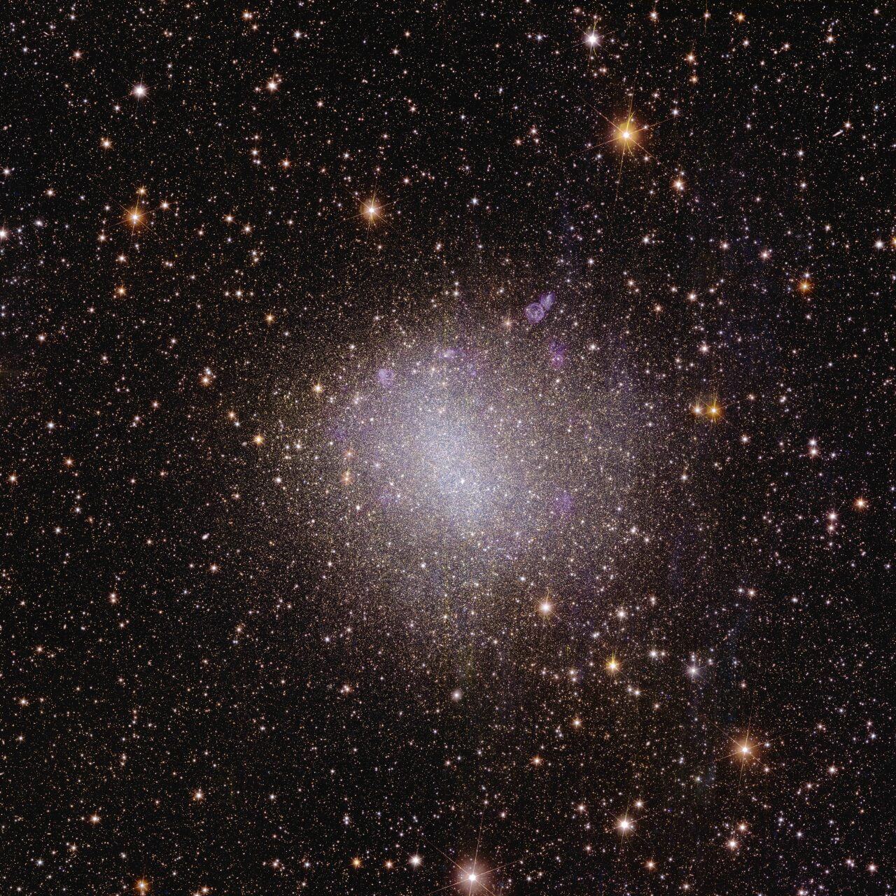 ESAのユークリッド宇宙望遠鏡が撮影した不規則銀河「NGC 6822」