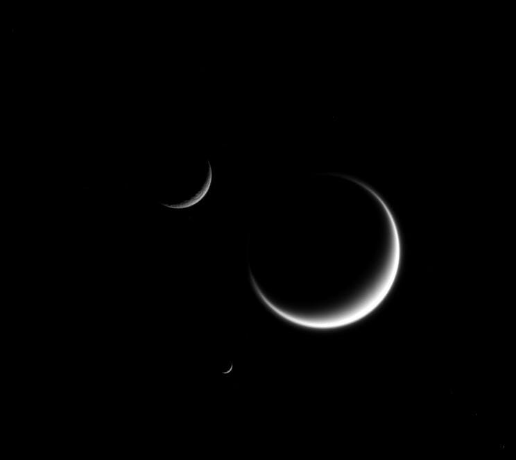 土星で撮影された3つの三日月【今日の宇宙画像】