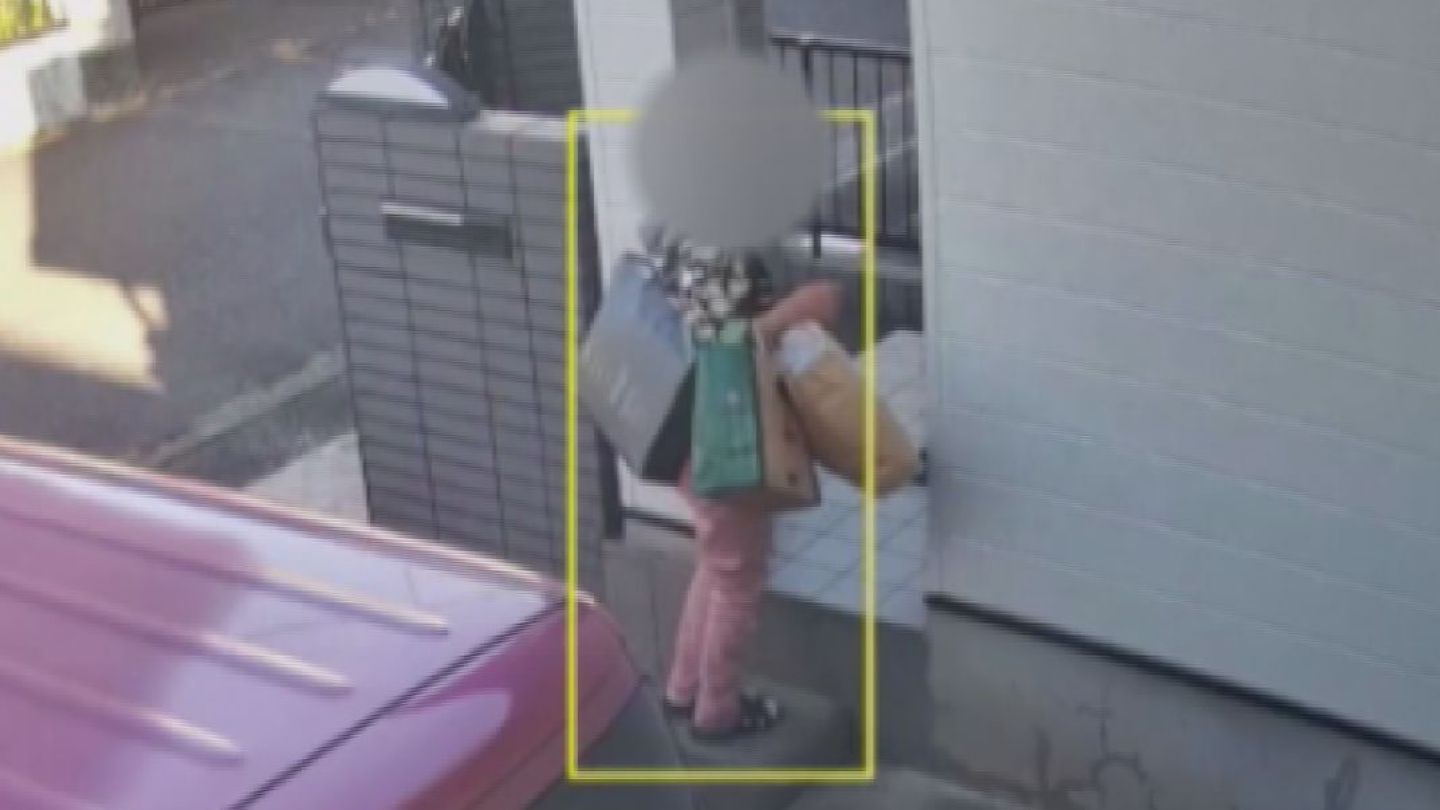 “ハロウィーンの飾りつけ”リースを盗んだ疑い 67歳女を逮捕 防犯カメラに一部始終「ニュースを見た」と家族が本人を連れて警察に 「やっていません」と否認