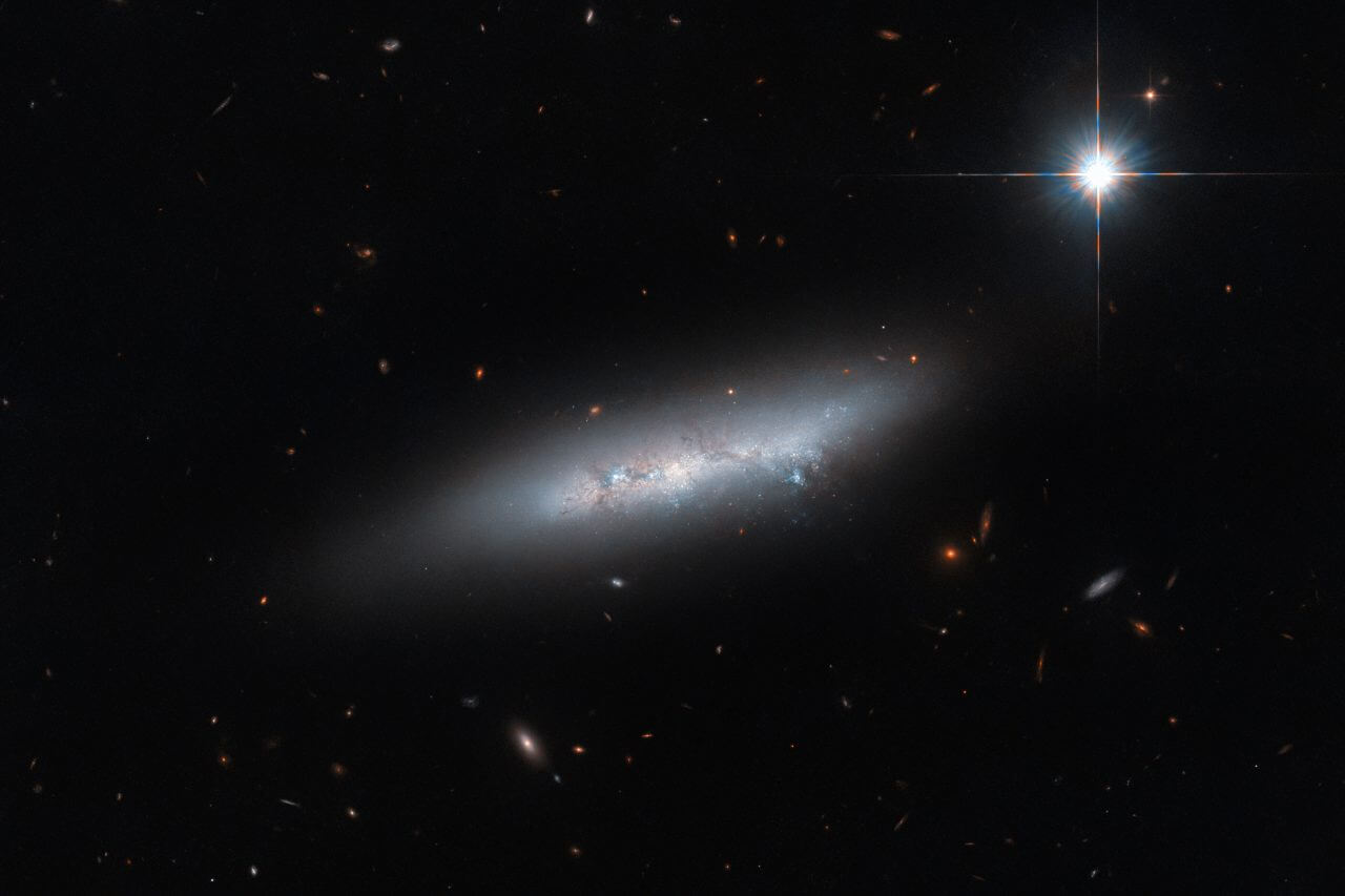 ハッブル宇宙望遠鏡で撮影された“おおぐま座”の不規則銀河「NGC 2814」