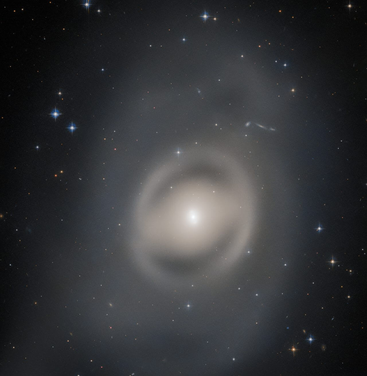 幻想的な姿のレンズ状銀河「NGC 6684」【今日の宇宙画像】