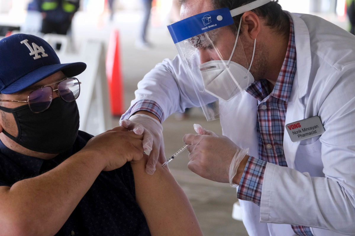最新型コロナワクチン、米成人の接種率は15％未満