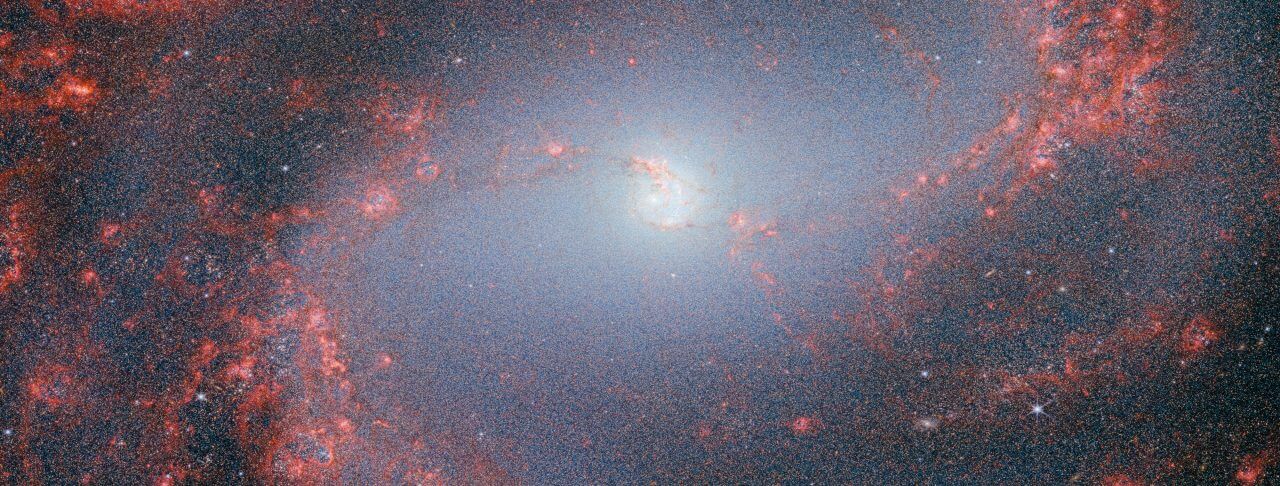 ジェイムズ・ウェッブ宇宙望遠鏡で捉えた“南の回転花火銀河”の中心付近