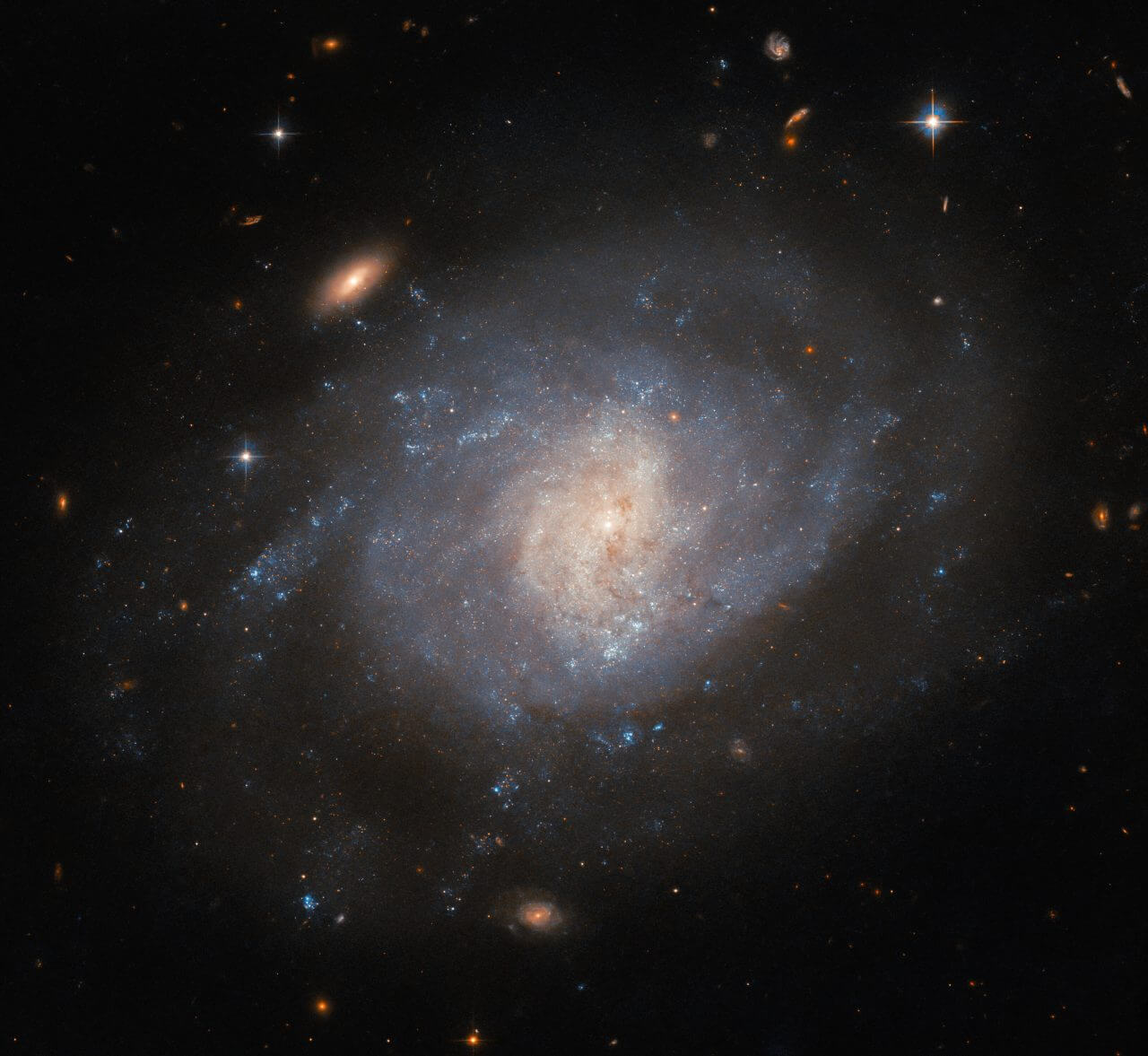 渦巻腕が溶け合っているような“くじら座”の銀河 ハッブル宇宙望遠鏡が撮影