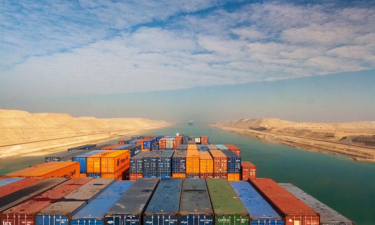 紅海の商船攻撃、世界経済の新たなリスクに－価格上昇と輸送遅延で