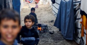 イスラエル、ガザ中部に陸海空から攻撃 通信寸断で医療に支障 数十人が死亡