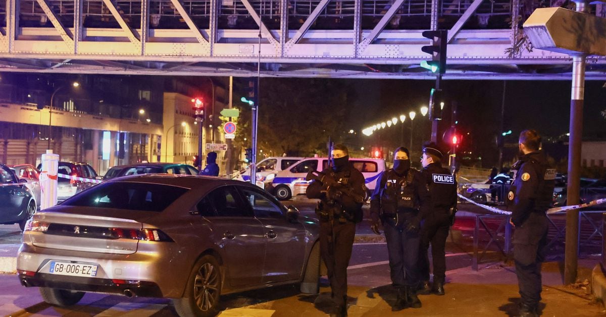 仏エッフェル塔近くで観光客襲撃、1人死亡 大統領「テロ攻撃」