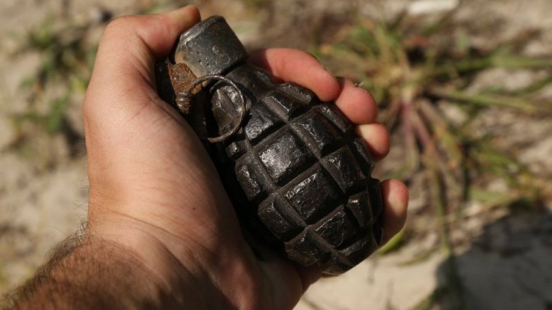 中学校で発見された“手榴弾”が犬のフン袋だったことが判明。爆弾処理班も出動する騒動に…｜Pen Online