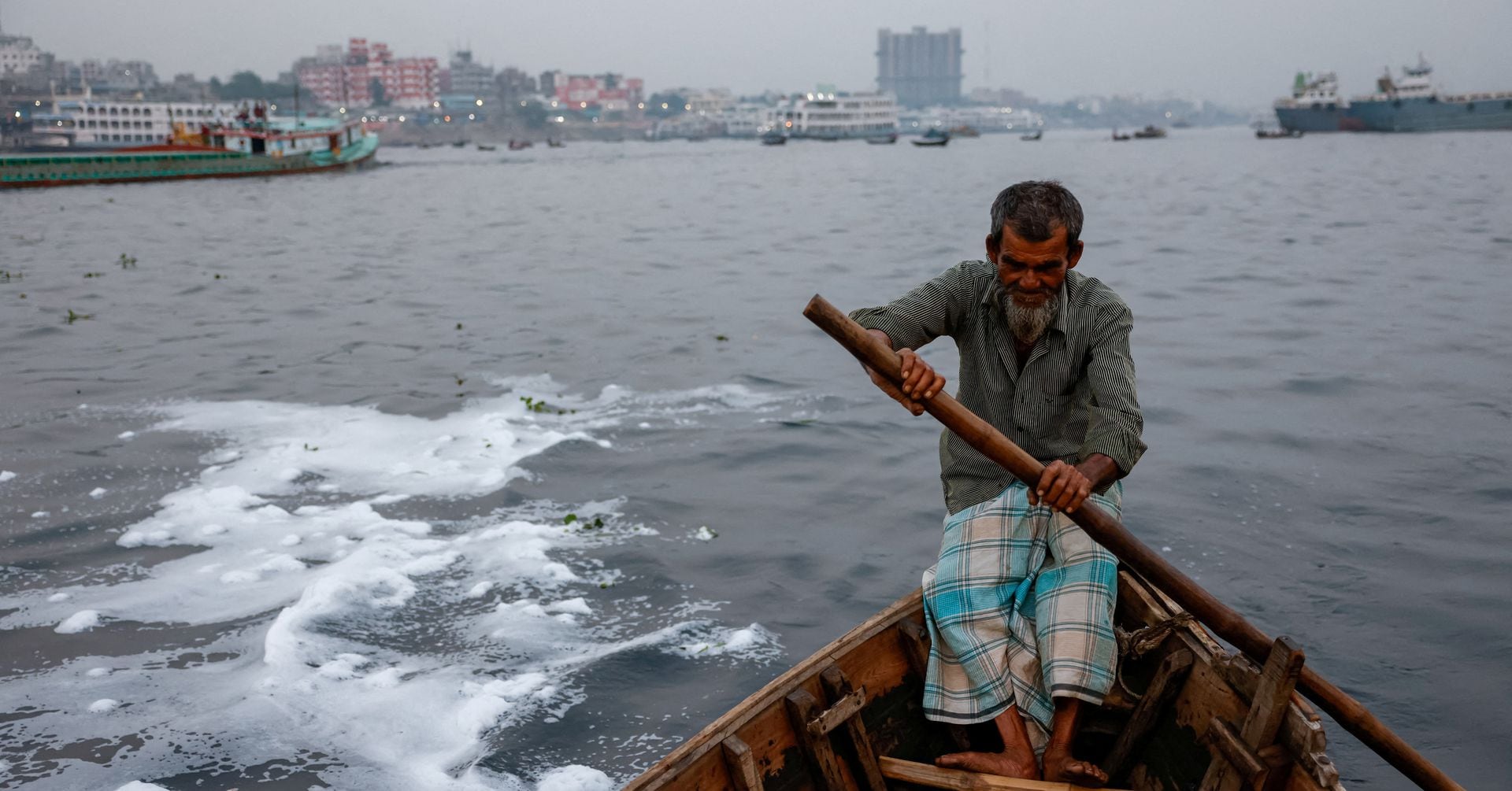 フォトログ：「死んだ川」の岸で暮らすバングラデシュの人々 廃水で汚染、黒い水から悪臭