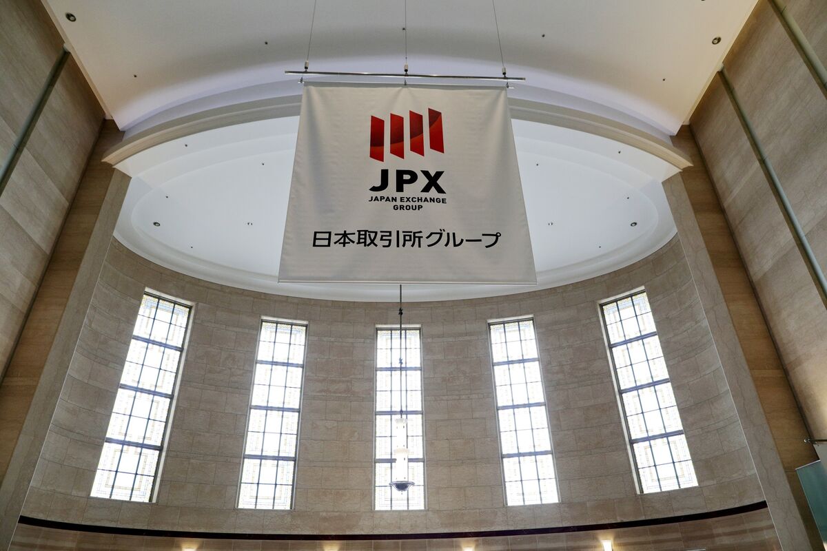 日本株は売り買い交錯、米経済指標待ち－日銀修正期待で銀行株が堅調
