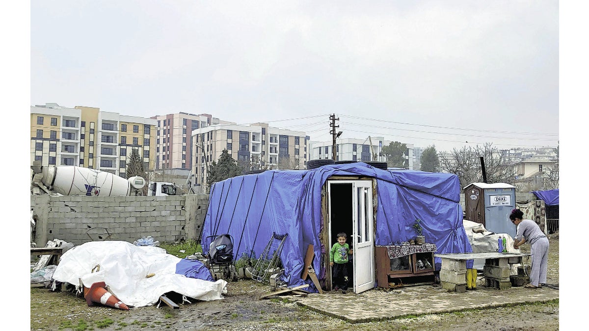 トルコ地震１年、仮設住宅で今も６９万人生活「コネがないと何でも後回し」「新しい家なんて無理」