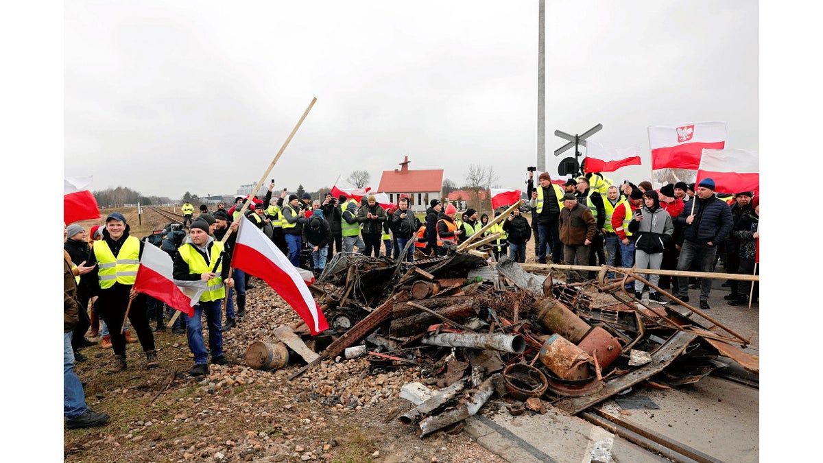 ポーランドでウクライナ産穀物の関税免除に「抗議」、地元農民が列車襲う…揺らぐ対ロシアの連帯感