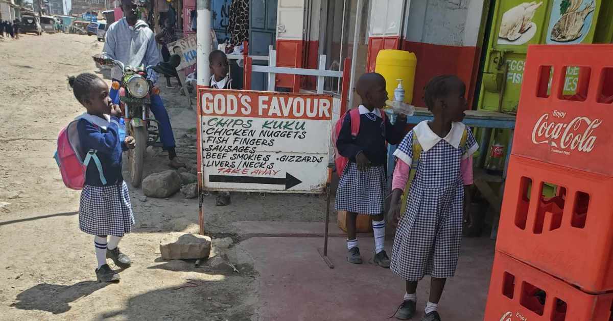 【ケニア版の子ども食堂】小学生にポテトを無料で配る「神のように心優しきポテト屋さん」のポテトをポテト偏差値の高い娘に食べさせたら… / カンバ通信：第360回