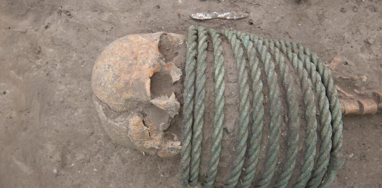 約1000年前の墓地で、ヨーロッパの暗黒時代が垣間見える遺骨を発見