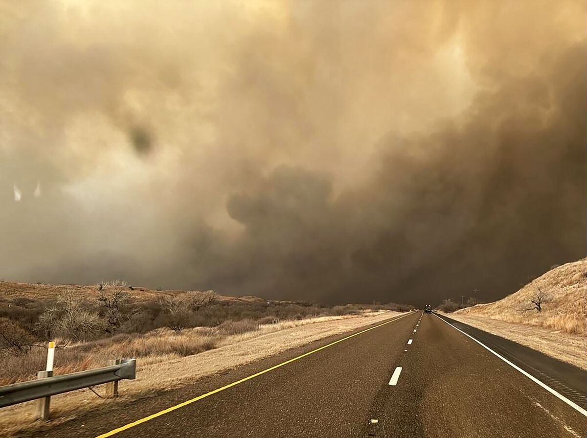 テキサス州史上最悪の山火事、住宅や牧場に大被害－製油所に脅威迫る