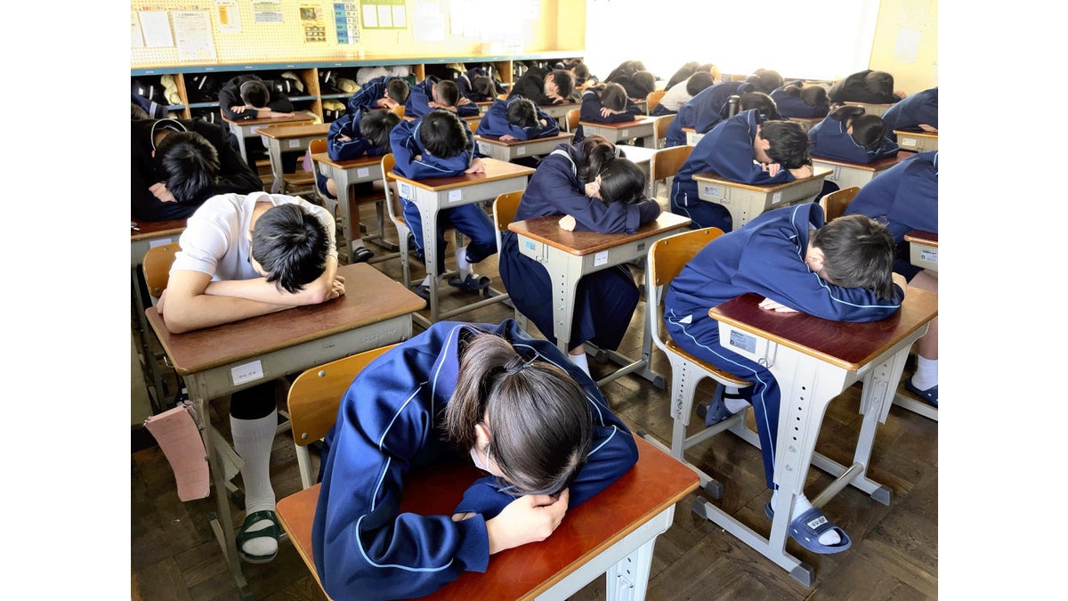 睡眠不足の子どもが半数以上、塾やスマホ利用で…昼夜逆転し不登校になる生徒も