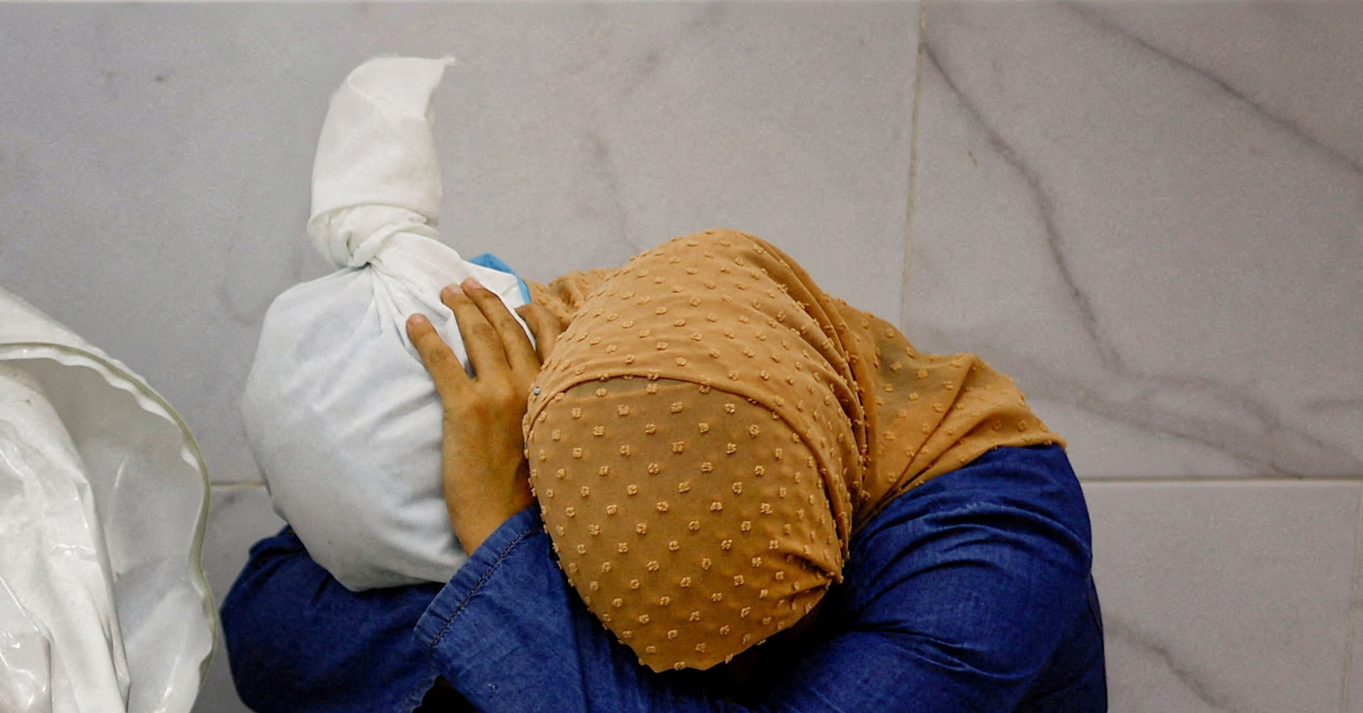 ガザで子どもの遺体抱く女性、世界報道写真大賞 ロイター記者に