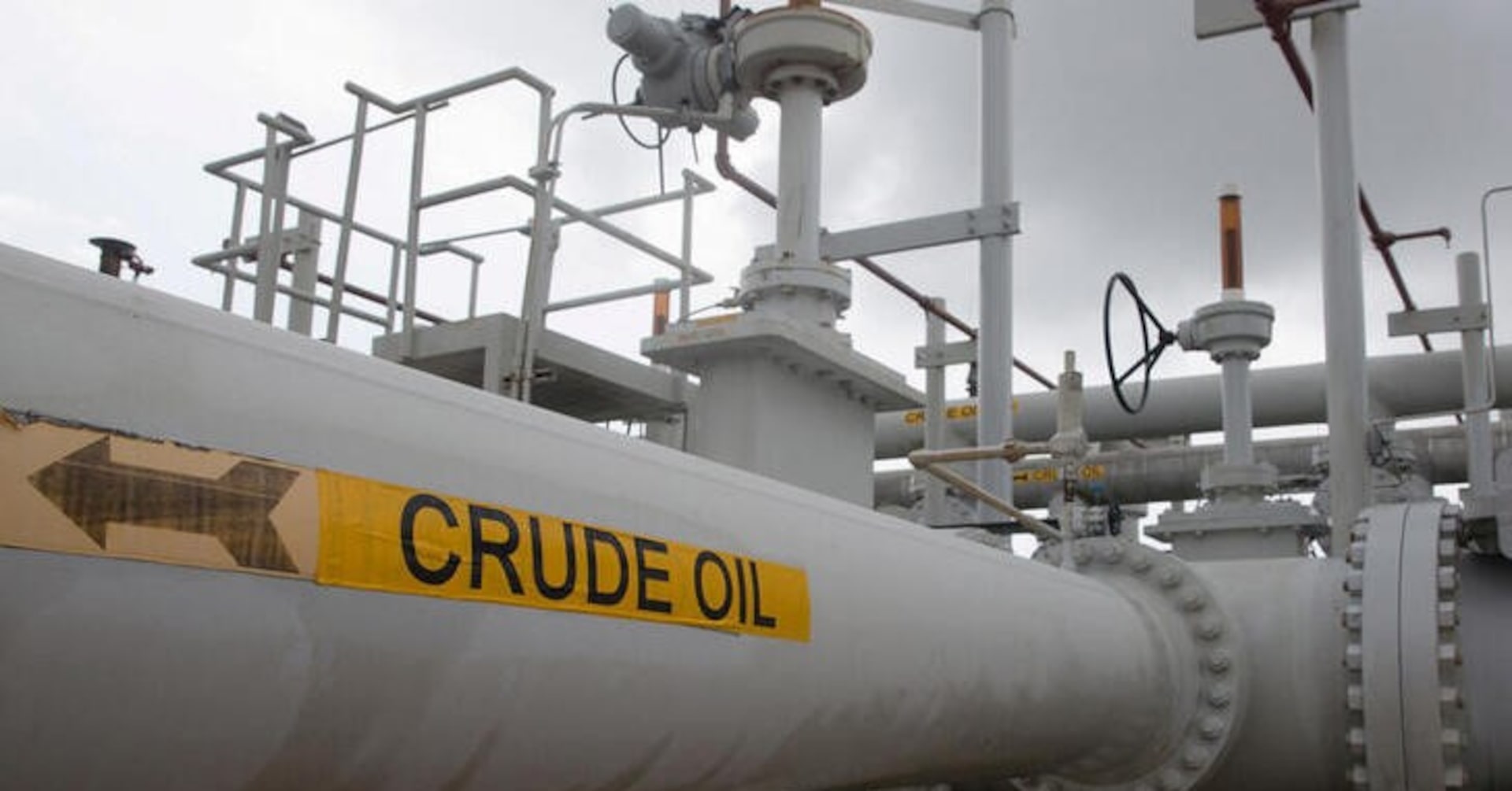 原油先物は下落、需要懸念が中東の供給不安を相殺