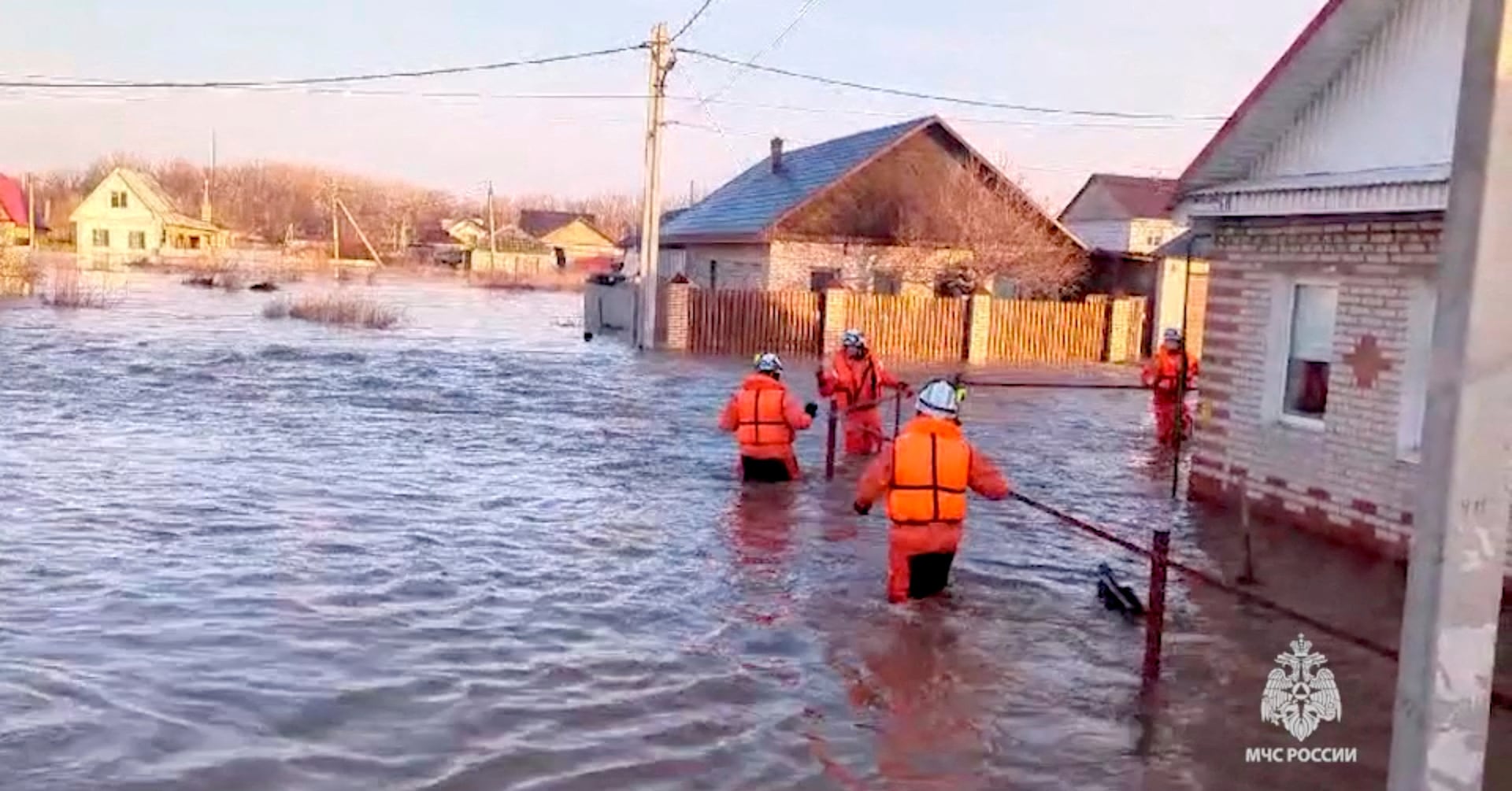 ロシア大規模洪水、一部被災者が地元当局の対応の鈍さに抗議