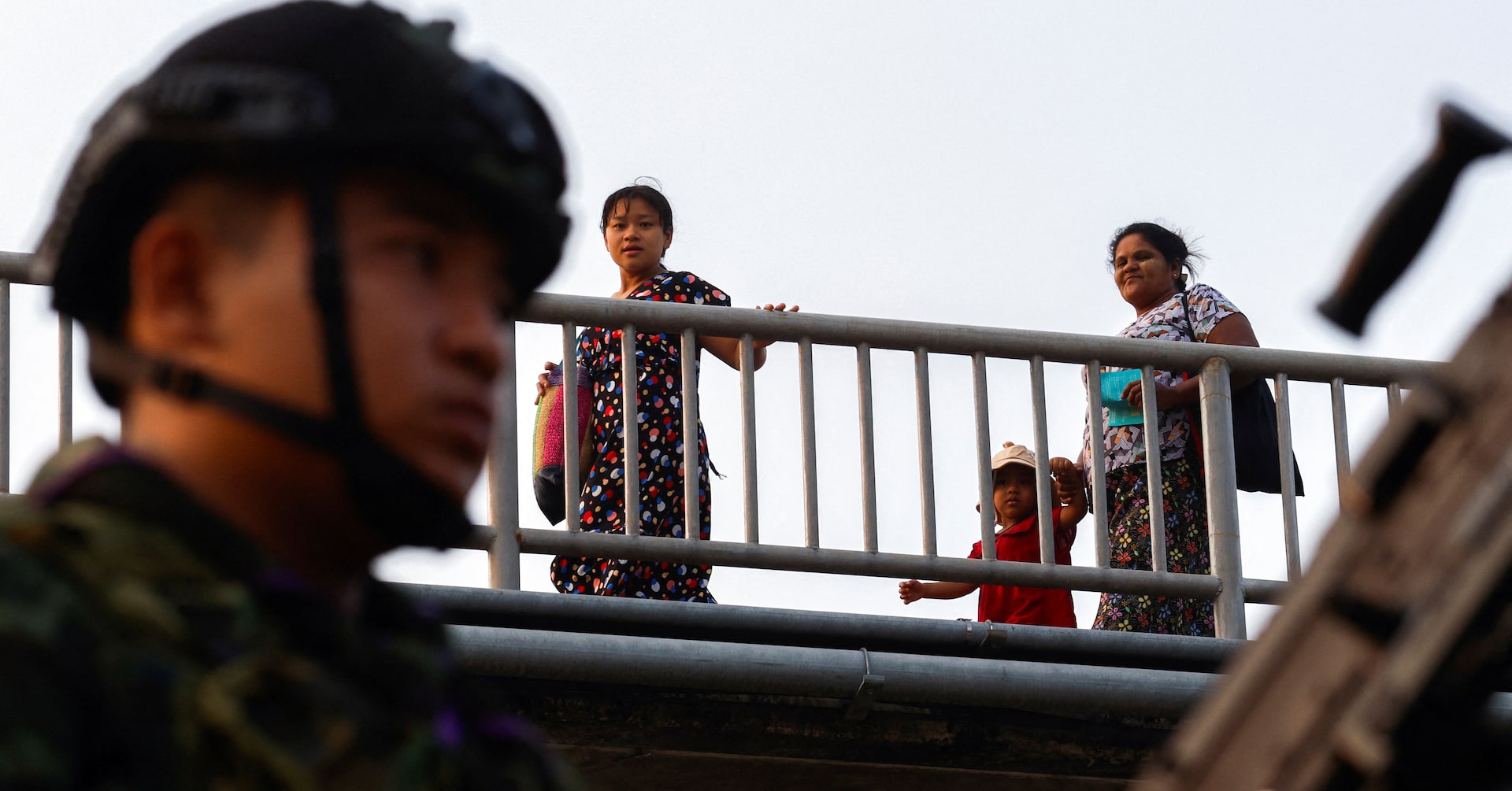 ミャンマー武装勢力が要衝制圧を宣言、タイ国境に避難民殺到