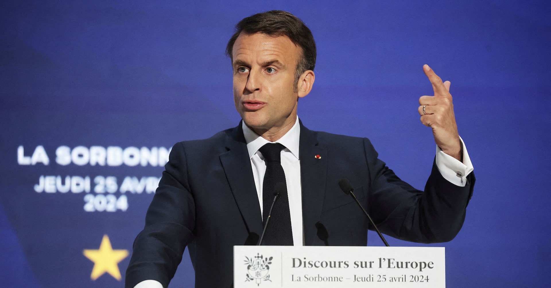 仏大統領、欧州防衛の強化求める 「滅亡のリスク」