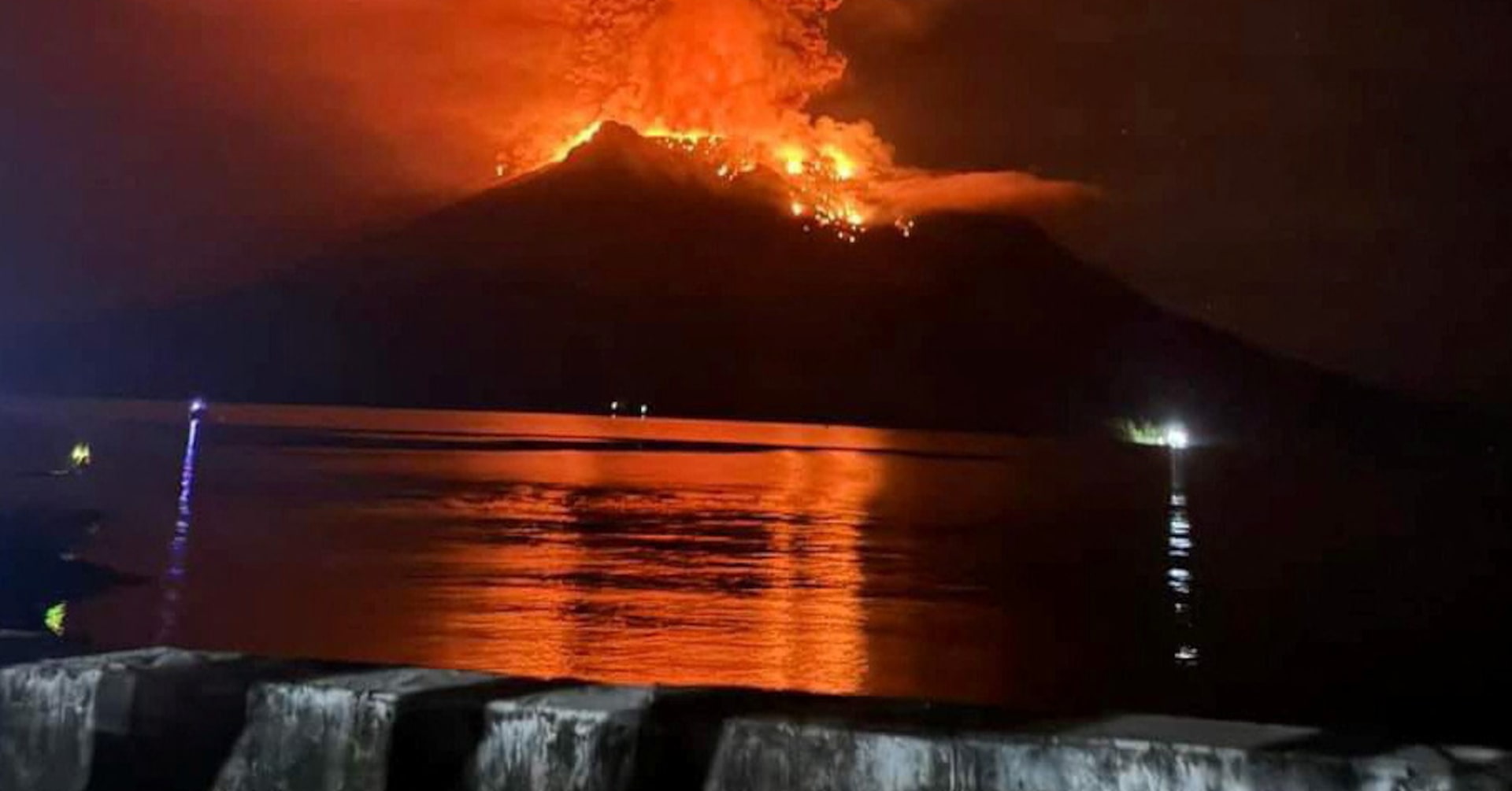 インドネシア、大規模噴火で多数の住民避難 空港閉鎖も