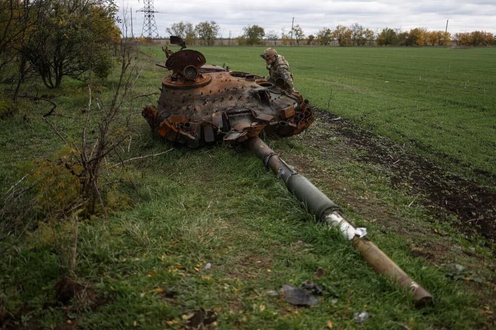 甲羅を背負ってるみたい...ロシア軍「カメ型」戦車がウクライナの前線で目撃される...謎の新兵器の正体は？