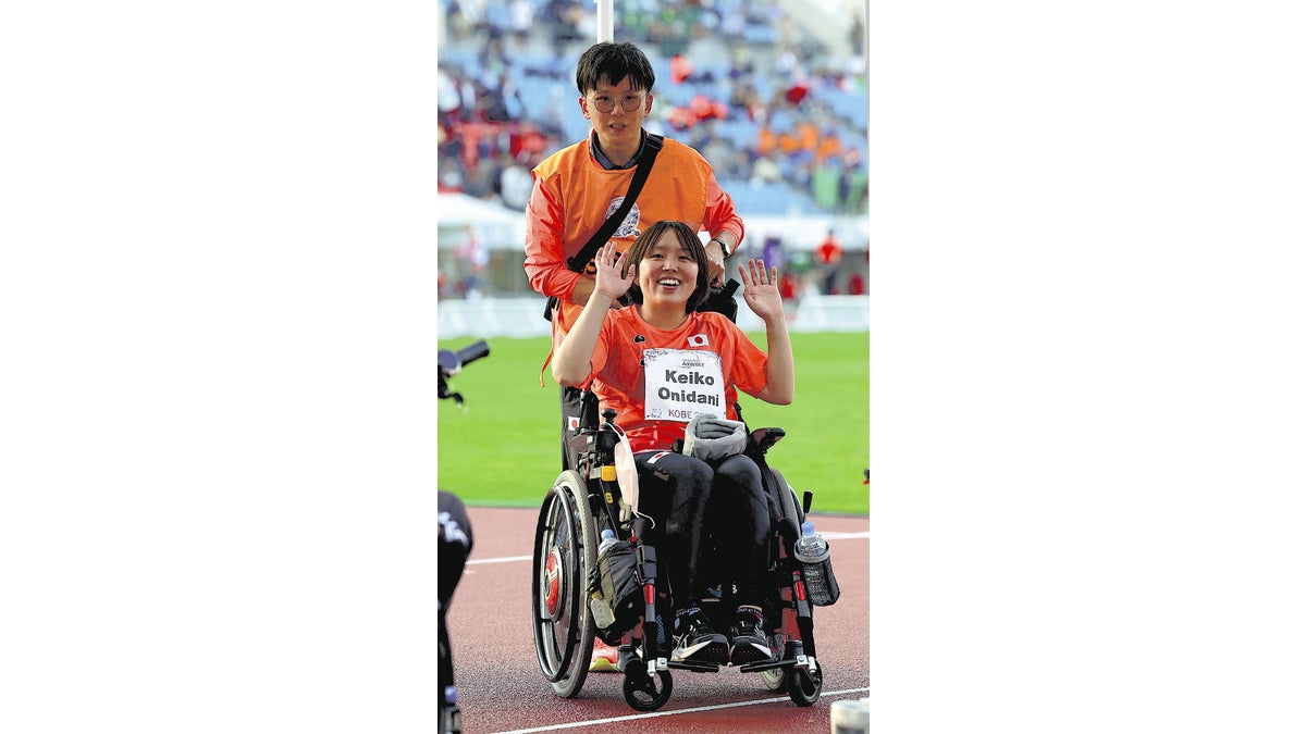 難病の鬼谷慶子が円盤投げでパリパラリンピック切符…夫は照れくさそうに「頑張ったね」