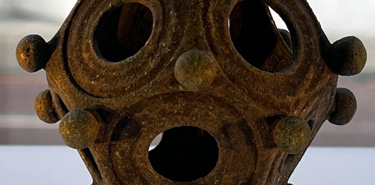 イギリスでローマ帝国時代の不思議な十二面体を発見…何に使われていたのかはわかっていない
