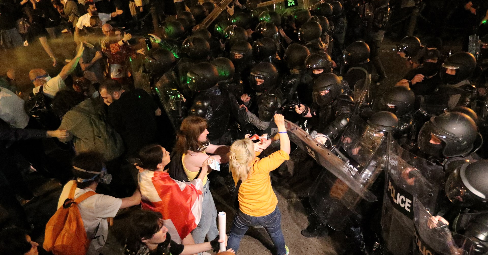 ジョージアでデモ隊と警察衝突、「外国の代理人」法案に抗議