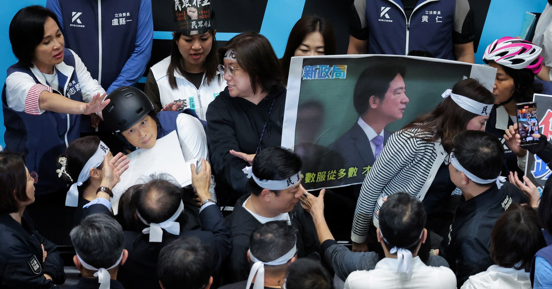 台湾議会、改革巡り紛糾 野党案への抗議で数百人がデモ