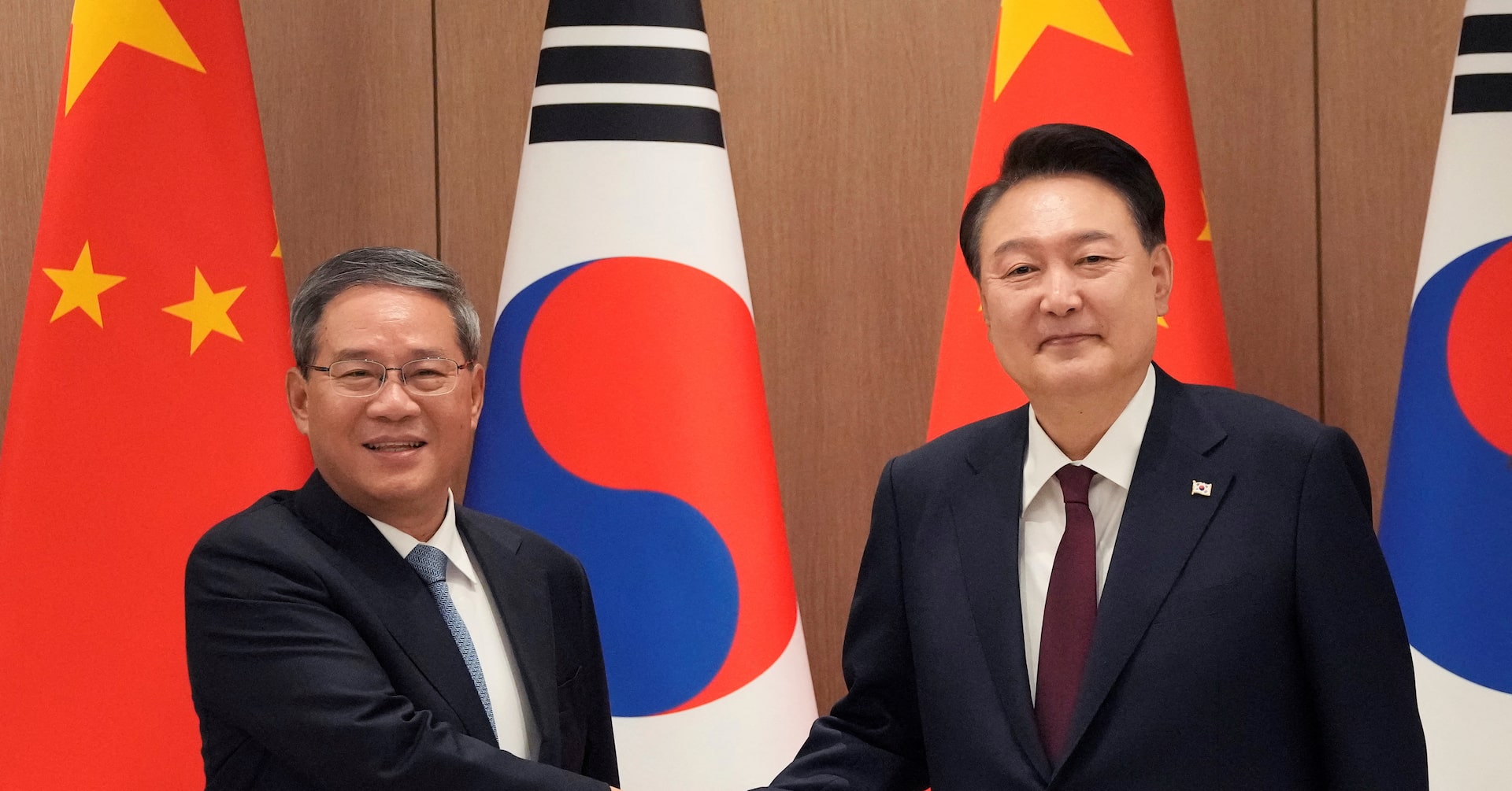 韓国と中国、外交・安保対話開始へ 3カ国首脳会合前に個別会談