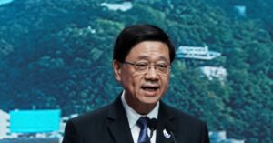 英当局、国家安保法違反で3人逮捕 香港長官「でっち上げ」非難