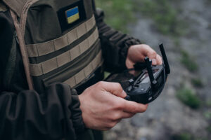 「2枚の衛星画像」が伝える、ドローン攻撃を受けたロシア空軍基地の被害規模