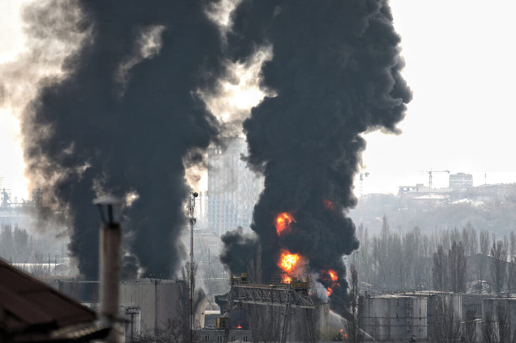 ウクライナ、ロシア国境奥深くの石油施設に猛攻 アメリカは不満