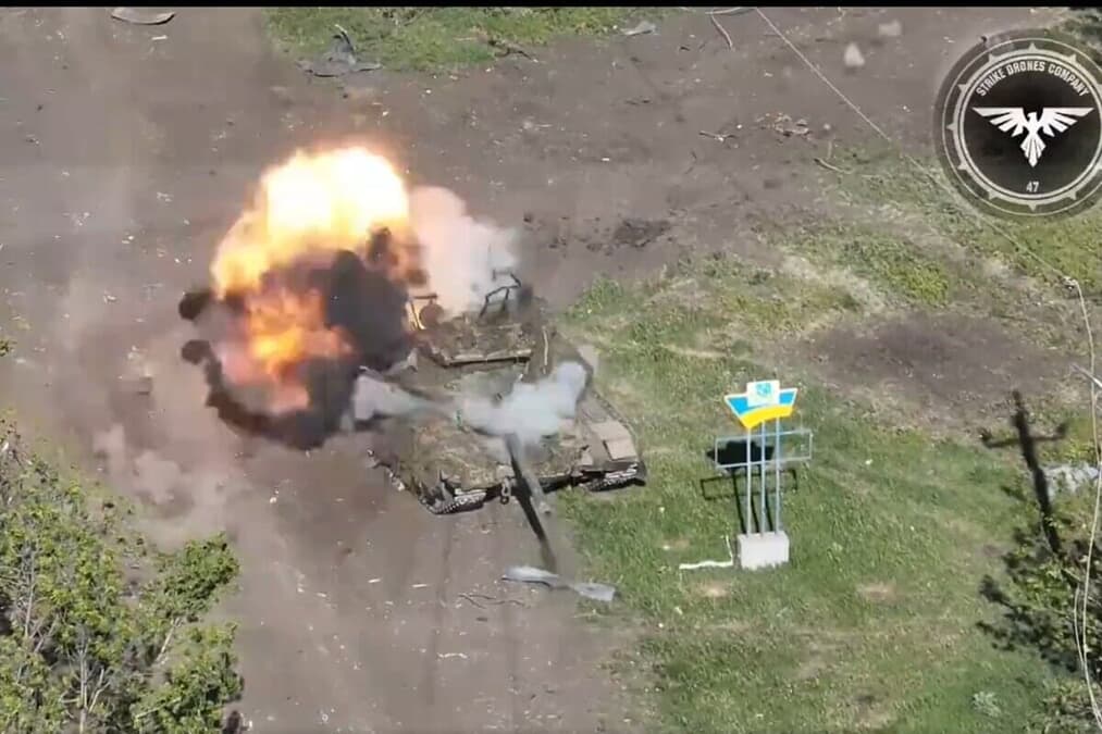 【動画】ロシア最新戦車の「急所」にドローンがピンポイント「特攻」...砲塔を制御不能にし、爆発・大破させる凄技