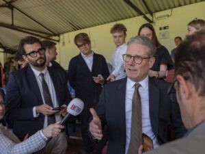 英労働党のスターマー党首、銀行増税は計画せず－経済成長重視で