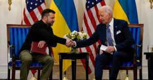 バイデン氏、ゼレンスキー氏と会談 支援遅れ謝罪し追加支援表明