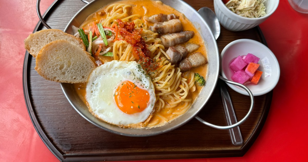 【悲報】『サムギョプサルキムチロゼパスタ』とやらを食べに新大久保へ行った韓国料理初心者、食べ方が分からず途方に暮れる